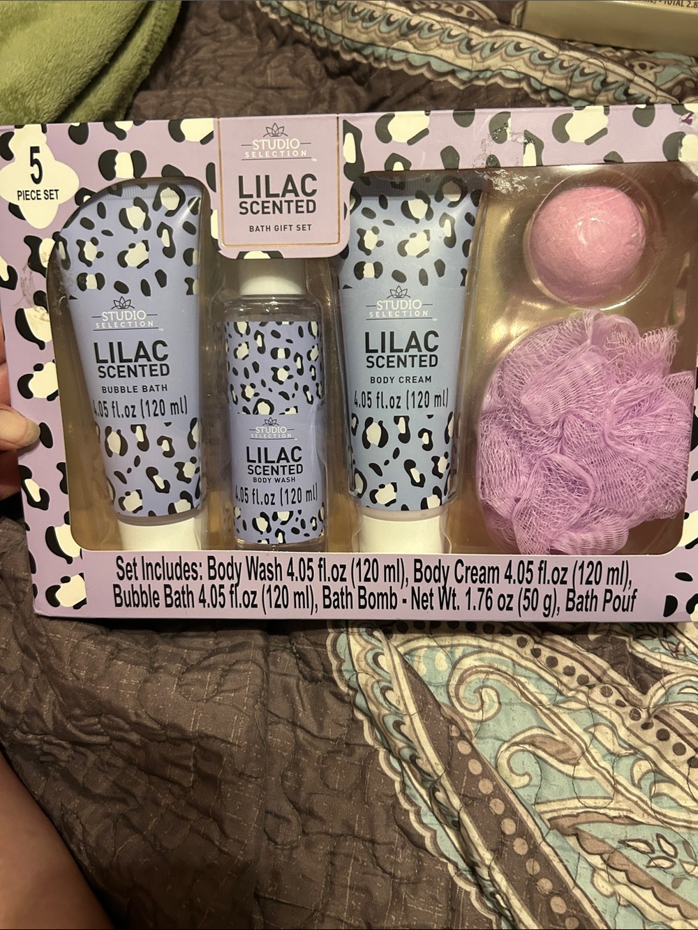 Lilac Scented Bath Gift Set in Light Purple